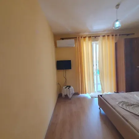 Mona's Apartment Sarande
