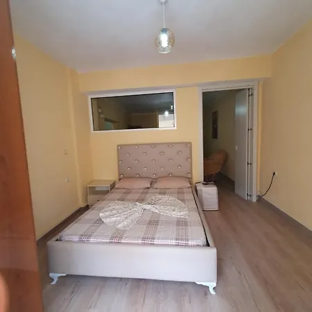 Mona's * Sarandë